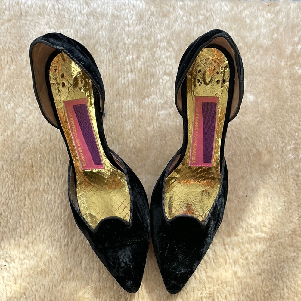 Velvet court shoe heel